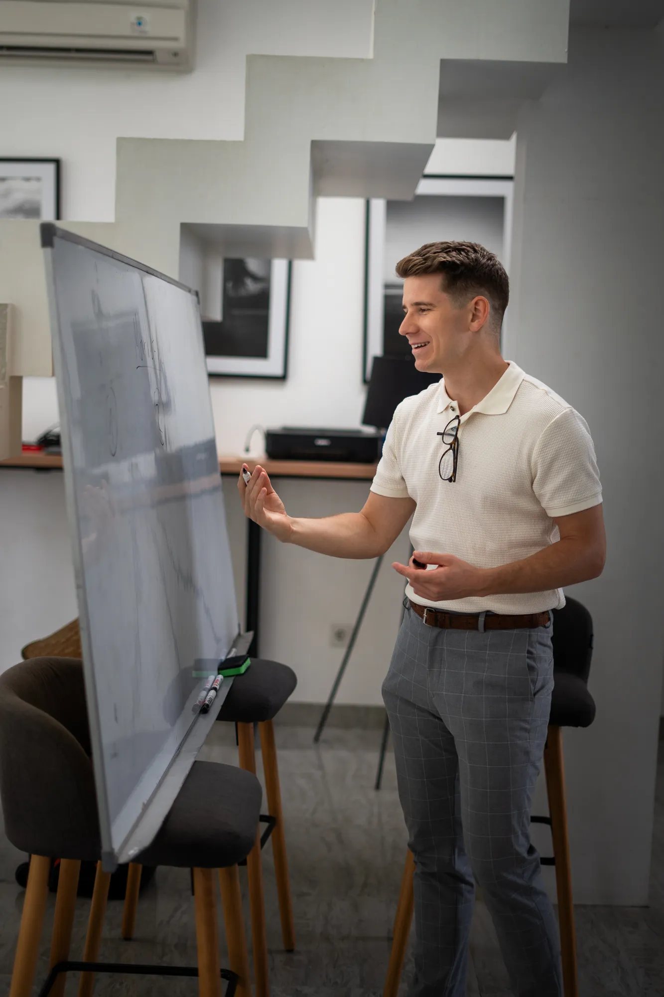 Maximilian Lemke erklärt Website-Check Prozess am Whiteboard